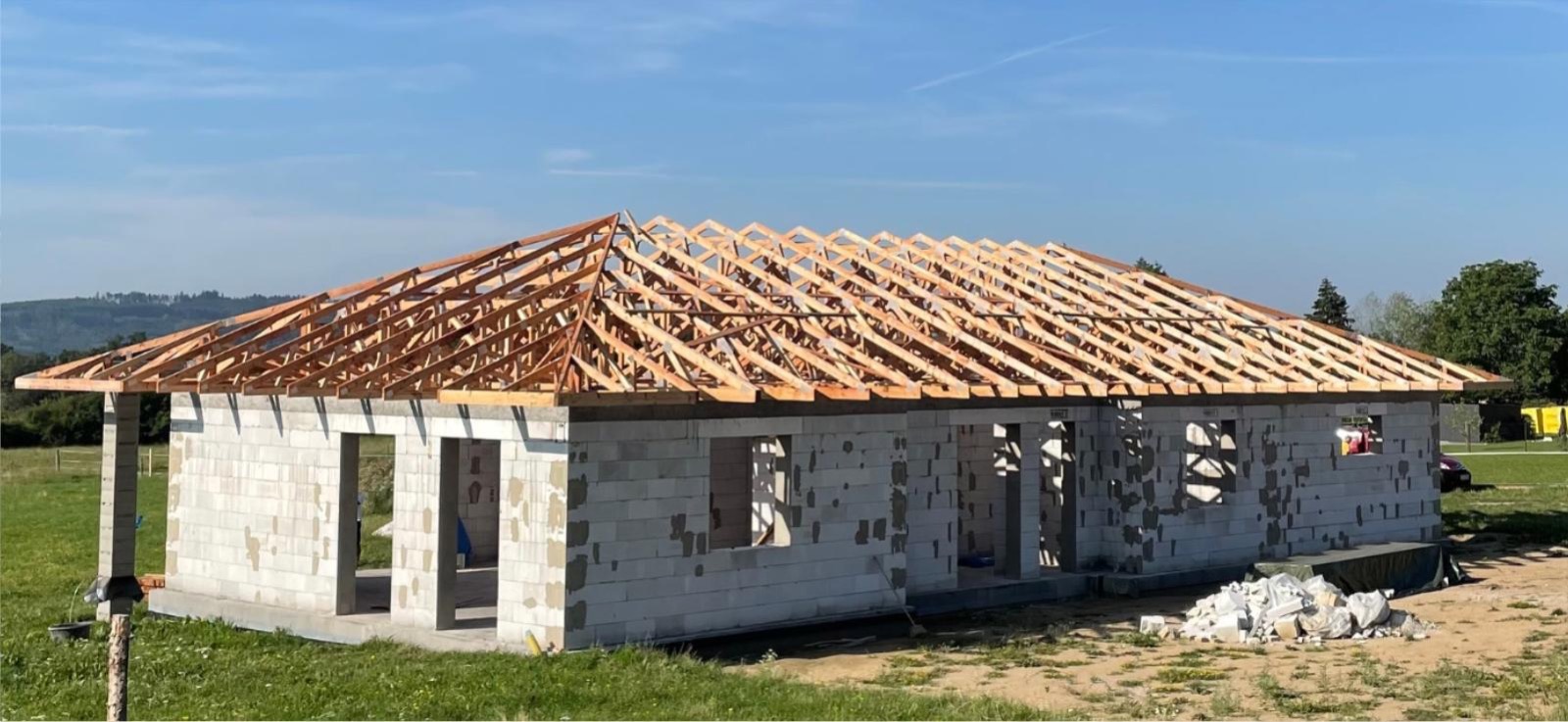Vazníková střecha na stavbě